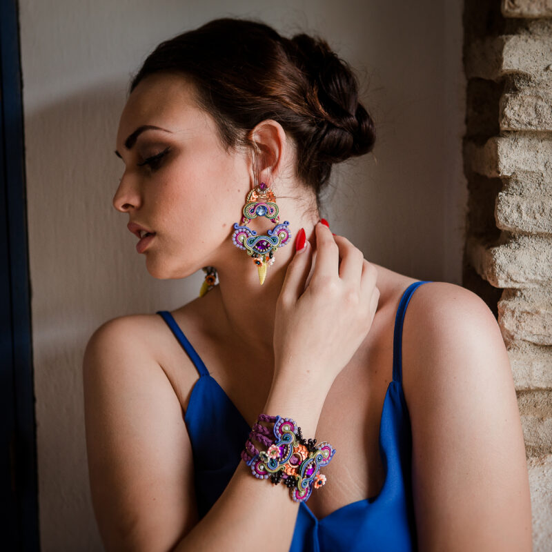 Pendientes ESPERANZA en cristal morado, naranja, amarillo y negro con estilo boho chic para invitada y fiesta